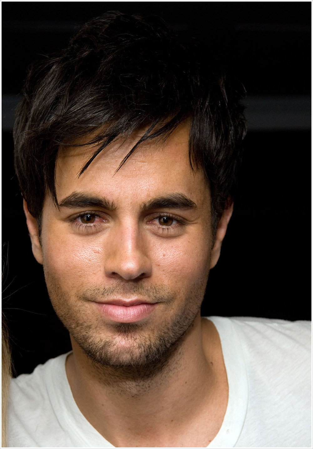 http://images2.fanpop.com/images/photos/2900000/enrique-enrique-iglesias-2961402-1000-1437.jpg