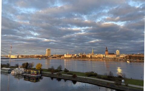 Vaade üle Daugava jõe Riia kesklinnale.