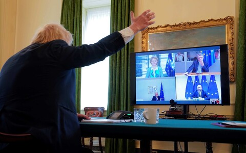 Briti peamininister Boris Johnson (seljaga) EL-i esindajatega videokonverentsi pidamas.