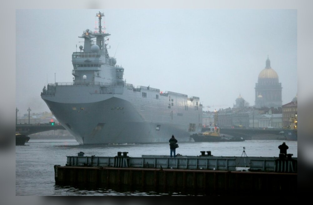 Mistral klassi dessantlaev Peterburi sadamas