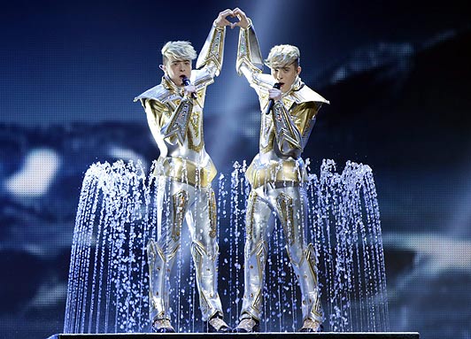 http://www.mjsbigblog.com/wp-content/uploads/2012/05/jedward-waterline.jpg