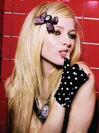 http://tbn0.google.com/images?q=tbn:uLKkFxFXF2EbkM:http://frillr.com/files/images/Avril%2520Lavigne.jpg