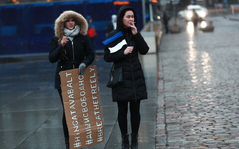 Участники прошедшего в Таллинне протеста против ношения масок.