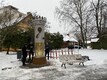 Skulptor Mati Karmini loodud Jaak Joala monumendi paigaldamine.