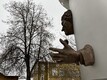 Skulptor Mati Karmini loodud Jaak Joala monumendi paigaldamine.