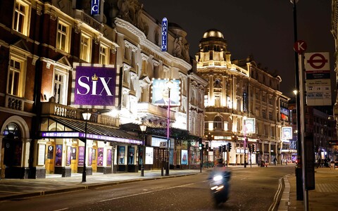 Peaaegu inimtühi Shaftesbury Avenue Londoni kesklinnas