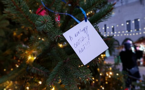Venekeelne kiri Tallinna raekojaplatsi jõulupuul teatab: 