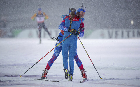 Jevgenia Pavlova ja Matvei Jelissejev Ruhpoldingi võistluse finišis.