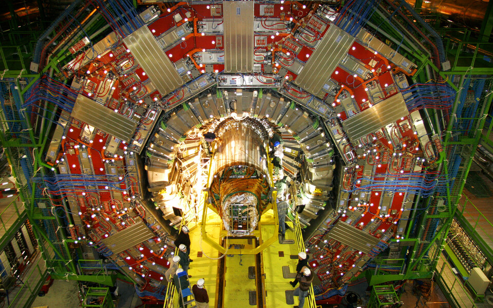 Vastuseid universumi suurimale mõistatusele otsitakse nii makro- kui mikroskaalal. Pildil osakestekiirendi ehitus Euroopa Tuumauuringute Keskuses.