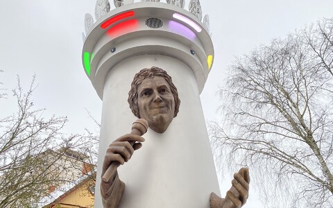 Skulptor Mati Karmini loodud Jaak Joala monumendi paigaldamine.