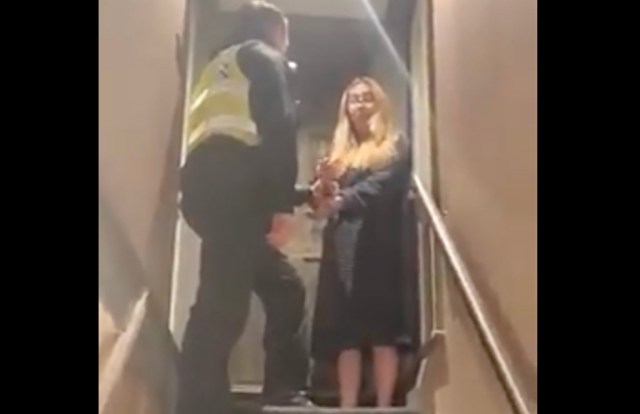 VIDEO: Inglismaal vahistati piirangute-vastane aktivist, kes käis filmimas tühja haiglat