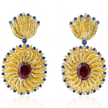 As fans slighlty opening to refresh a woman’s face, these earrings are formed of yellow gold leaves with central white gold venations and the borders are dotted with blue sapphires giving movement and elegance.