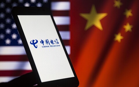 China Telecom Americase logo USA ja Hiina lippude taustal.