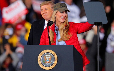 President Donald Trump toetas vabariiklast Kelly Loefflerit suurel kihutuskoosolekul õhtul enne valimispäeva.