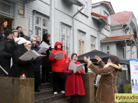 Pärnu Oikumeeniline Naiskoor Ester Murrandi juhatusel laulab Raeküla Vanakooli keskuse trepil tänase jõulujumalateenistuse lõpulaulu. Foto: Urmas Saard / Külauudised
