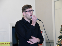 Gert Gentalen, Pärnu Y-klubi liige, soolokavaga Raeküla vanakooli laval. Foto: Urmas Saard / Külauudised