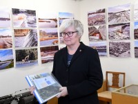 Helen Parmen tutvustab Sindi muuseumis oma isikunäitust “Paisust kärestikuni”. Foto: Urmas Saard / Külauudised