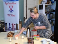 Piia Karro-Selg, Y’s Men International Soome-Balti piirkonna eelmine direktor, Sindi muuseumis külalistele lauda kaunistamas. Foto: Urmas Saard / Külauudised