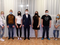 Noortevolikogu asutajad Tori vallas. Chätlyn Parts, Fred Hussar, Georgina Ristoja, Raido Nazarov, Mirette Juurikas, Karl Hussar, Kertu Õunapuu. Foto: Urmas Saard / Külauudised
