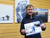 Ülo Soomets viie fotoga Tori bussijaamas oma järjekordset isikunäitust avamas. Foto: Urmas Saard / Külauudised