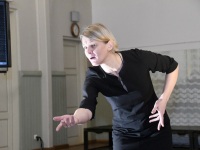Jutuvestja Liia Kanemägi monoetendus “Pikk tige vanaeit” Raeküla Vanakooli keskuses. Foto: Urmas Saard / Külauudised
