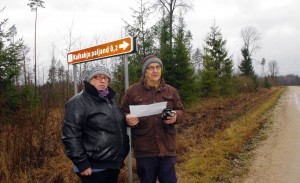 Luuduskaitsja Tulviste Hele ja Silla Silver Piitre jõõ hoiuala piiri pääl: sälä taadõ tulõsi kivimurd. Foto: Uma Leht