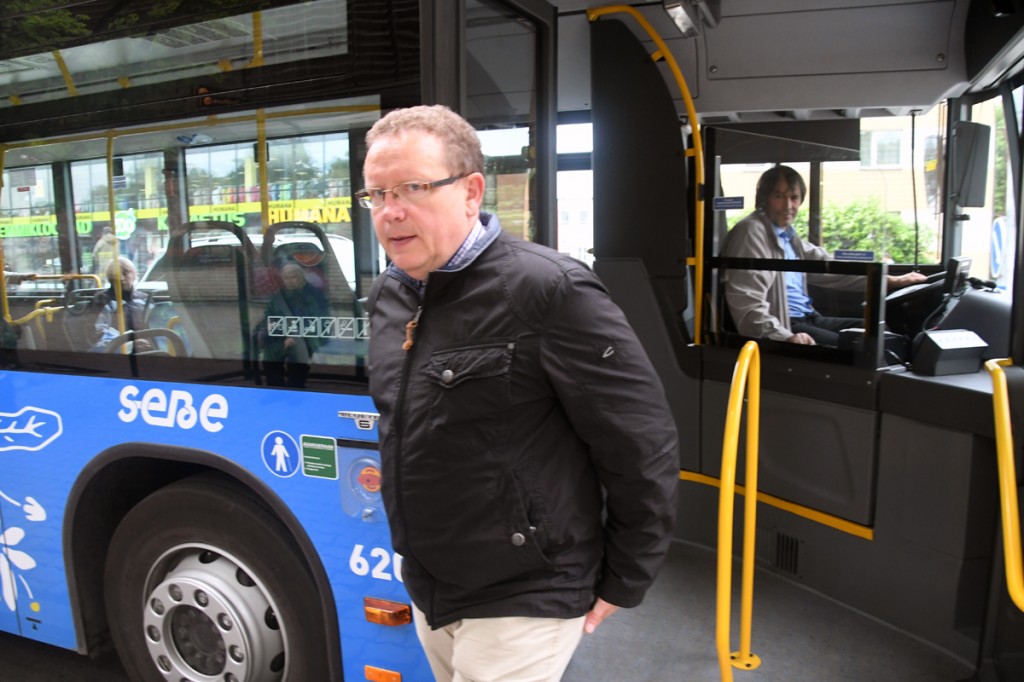 Andrus Kärpuk, MTÜ Pärnumaa Ühistranspordikeskuse juhataja, on vaatamata nädalavahetusele kogu päeva jälgimas, et uuenenud linnatransport ja piletisüsteem toimiks viperestuta Foto Urmas Saard
