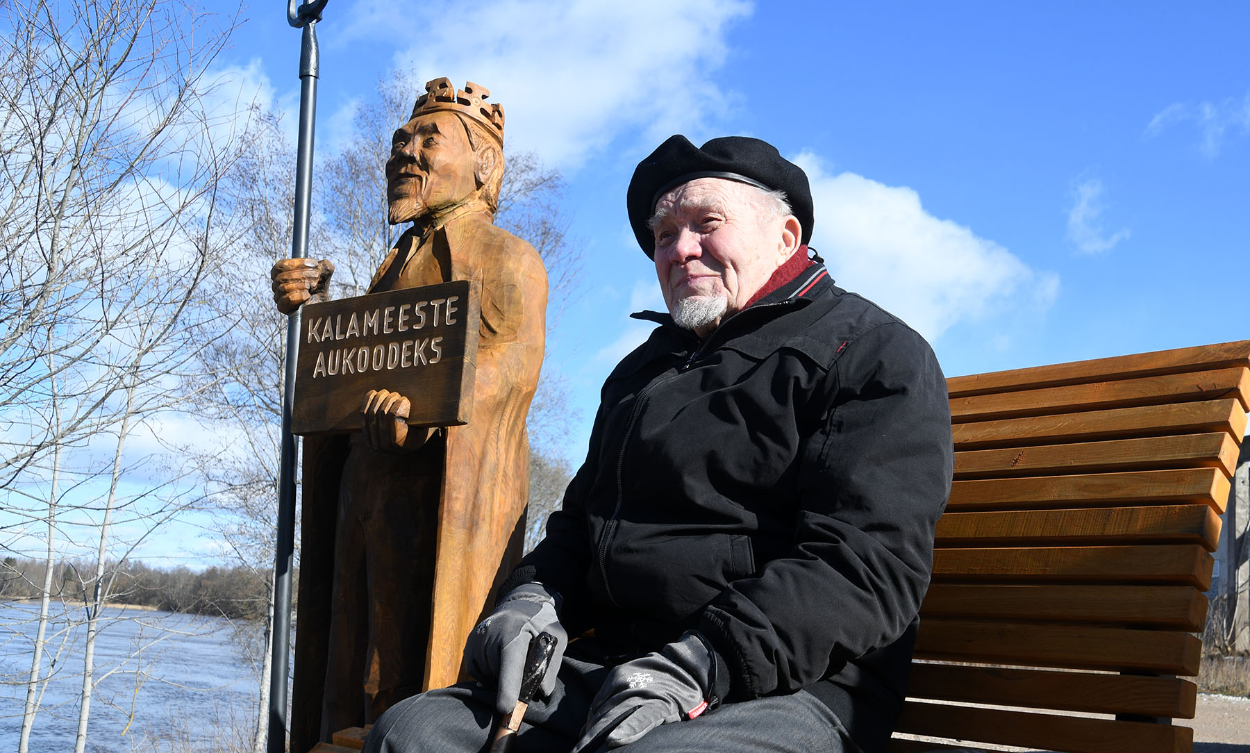 Hans Soll Sindis Pärnu jõe kaldal omanimelisel pingil istumas. Foto Urmas Saard