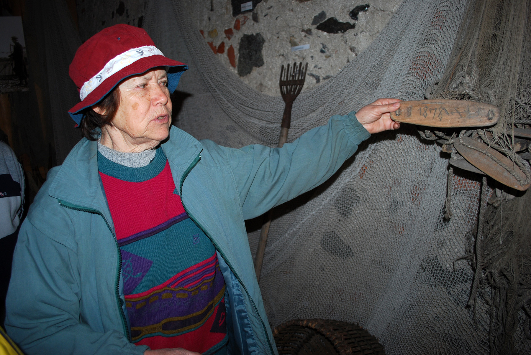 Helgi Roots tutvustab Audru muuseumi museaale. Foto: Urmas Saard  / Külauudised