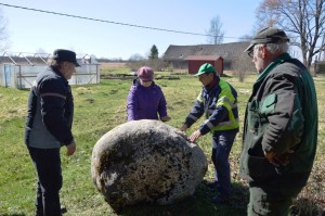 Hillar ja Sirje Aiaots, Erich Jõendi ja Uuno Hints Laikmaa mälestuskivi paika panemas. Foto: erakogu