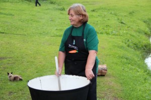 Kapi Merike mahetoidu päeval 2012 Hartsmäe talus leemekulpi liigutamas. Foto: EMSA