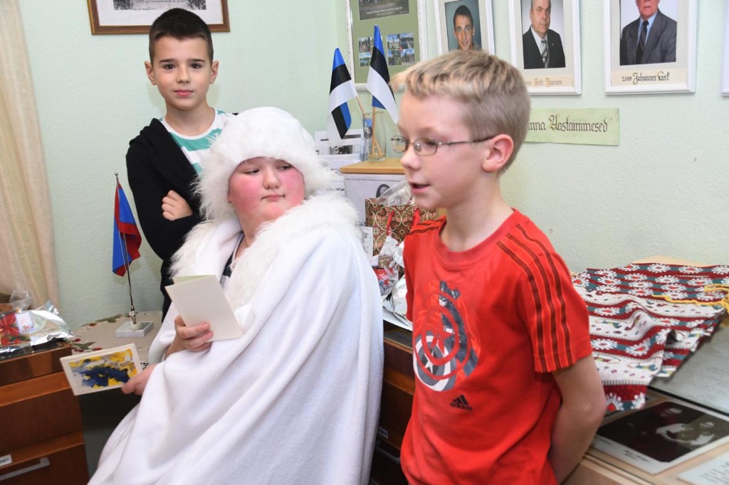 Tuisueit kuulab Sindi gümnaasiumi 4a õpilaste jutustusi lõppevast aastast Foto Urmas Saard