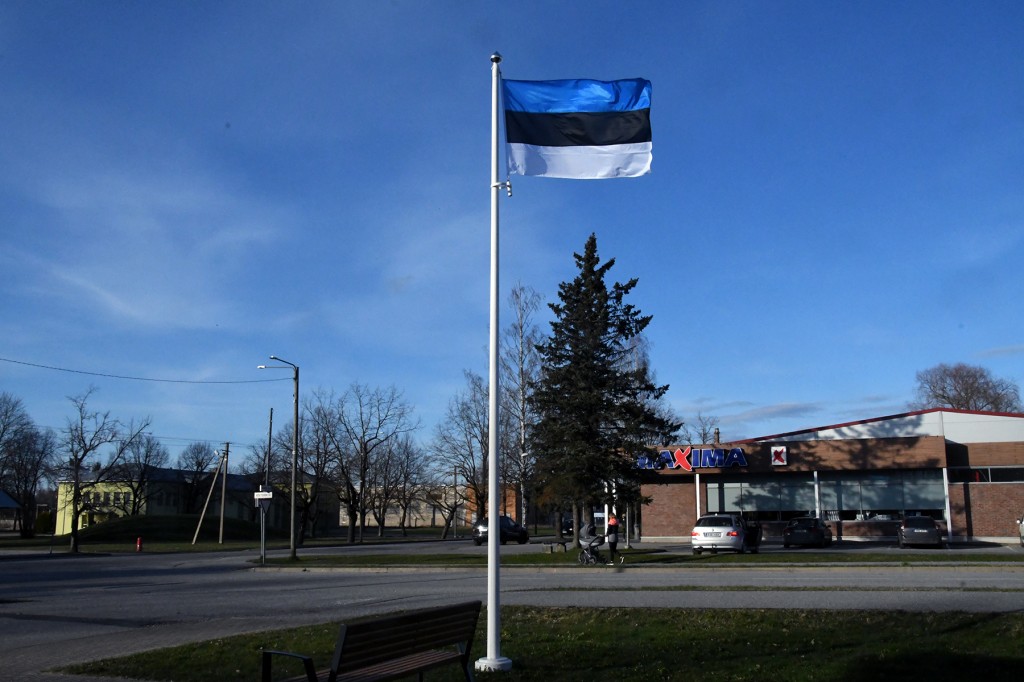 Lipp Sindi raamatukogu juures. Foto: Urmas Saard