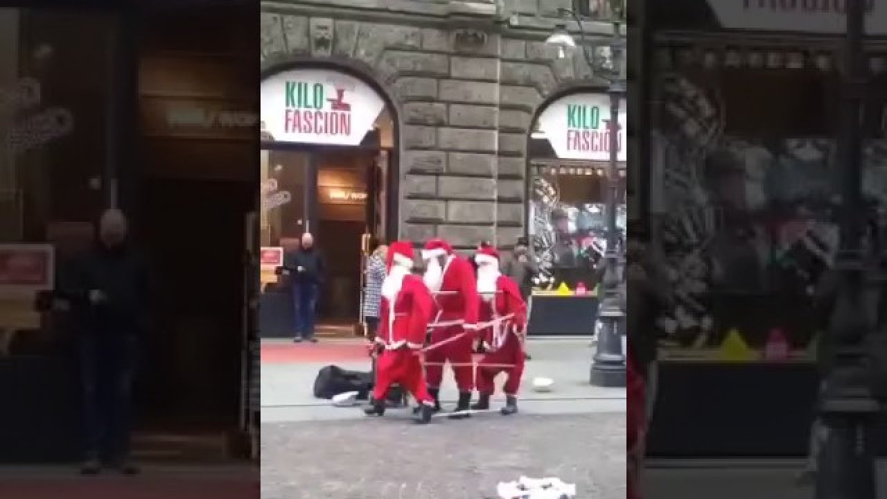 Vaata kuidas 3 jõuluvana tempokalt tänaval tantsu löövad