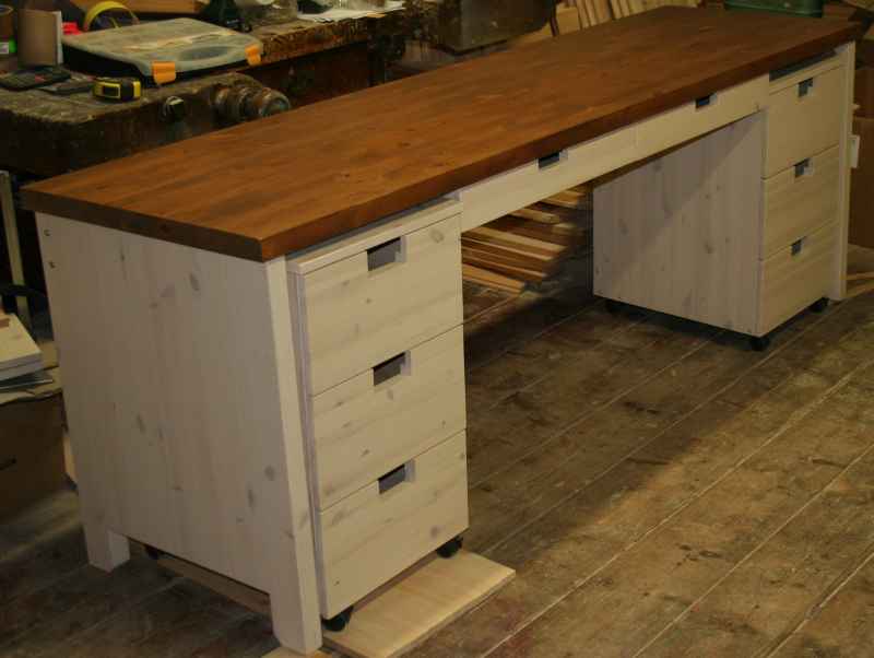 Writing desk with an oaken top for 2 children