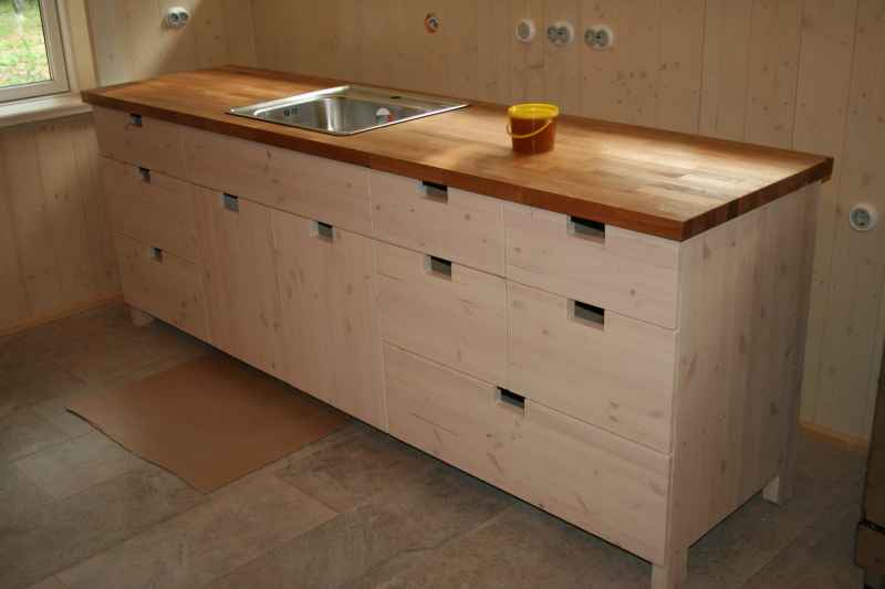 Work surface with an oaken top in the kitchen