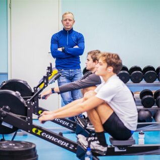 “Kõik sõudes sooritatud liigutused on pehmed ega koorma põlvi – seetõttu sobib see treening väga hästi ka ülekaalulistele,” kinnitab sõudmistreener Aleksei Lipintsov.
