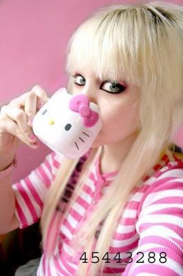 http://blog.fille.com/blog_article/Emo-girl-mode-hello-kitty2.jpg
