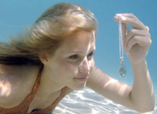 http://images.fanpop.com/images/image_uploads/Emma-finds-the-1st-locket-h2o-just-add-water-656095_508_369.jpg