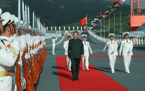 Hiina president Xi Jinping riigi esimese enda ehitatud lennukikandja Shandong pardal Sanya sõjasadamas 2019. aasta detsembris.