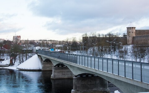 The border on the bridge between Estonia and Russia.