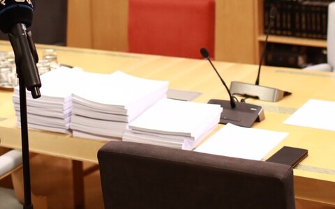 Proposals to amend the marriage referendum draft resolution on the desk of the Riigikogu Constitutional Committee.