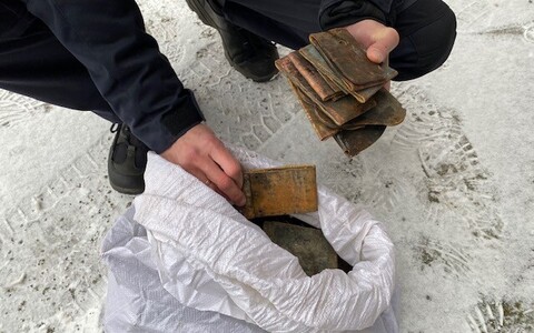 Kuusakoski andis neljapäeval Paide politseile üle 40 kilo Reopalu kalmistult varastatud hauatähiste vaskplaate. Jälgede segamiseks olid plaadid kokku volditud.