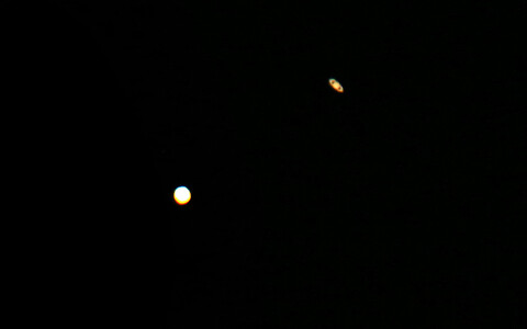 Pilt Jupiteri ja Saturni kohtumisest. Foto on tehtud esmaspäeval Kuividi pealinna Al-Kuwayt lähistel.