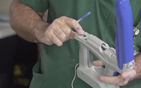 Laseriga varustatud Spincare-süsteemi püstol laseb välja peent nahataolist võrku.