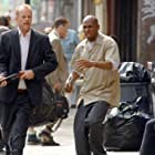 Bruce Willis and Yasiin Bey in 16 Blocks (2006)