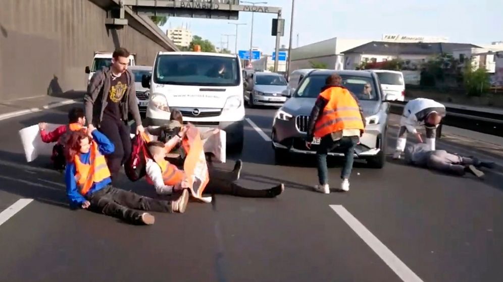 Klimaaktivisten auf der A100 in Berlin