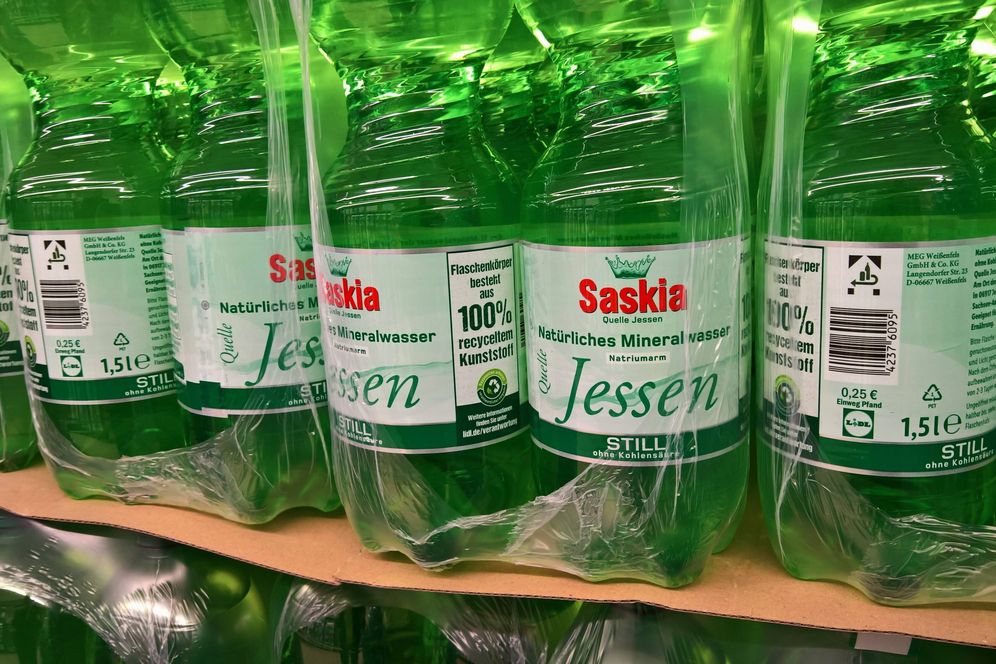 Debatte um die Plastikfalsche: Umweltverbände kritisieren die neuste Werbe-Kampagne um die Einwegflasche.