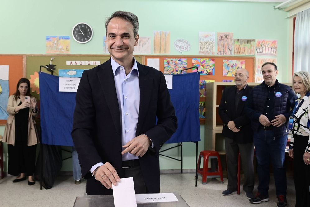 Der amtierende griechische Ministerpräsident Kyriakos Mitsotakis bei der Stimmabgabe: Seine konservative Nea Demokratia steht vor der Wiederwahl.