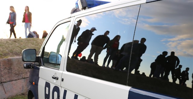 Karm: noortejõuk peksis Soomes läbi pereisa, kes mängis oma lastega koduhoovis